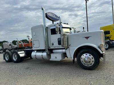 Peterbilt 389 Sleeper Semi Truck - Flat Top Sleeper, Caterpillar 550HP, 13 Speed Manual