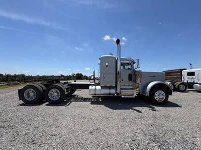 Peterbilt 389 Sleeper Semi Truck - Flat Top Sleeper, Detroit 500HP, 18 Speed Manual