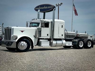 Peterbilt 389 Sleeper Semi Truck - Flat Top Sleeper, Caterpillar 550HP, 13 Speed Manual