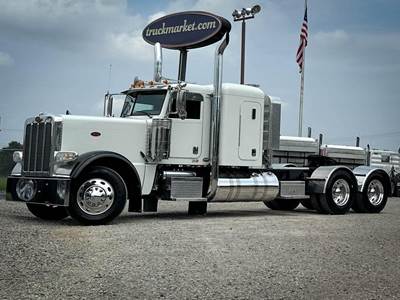 Peterbilt 389 Sleeper Semi Truck - Flat Top Sleeper, Caterpillar 550HP, 18 Speed Manual