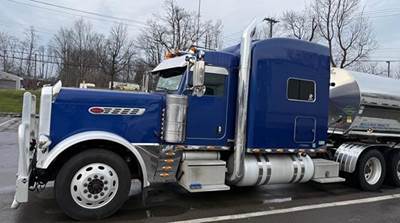 Peterbilt 389 Pride & Class Sleeper Semi Truck - Caterpillar 550HP, Manual
