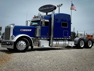 Peterbilt 389 Pride & Class Sleeper Semi Truck - Caterpillar 550HP, Manual