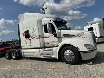 Peterbilt 579 Sleeper Semi Truck - Detroit 500HP, 13 Speed Manual