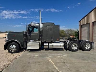 Peterbilt 589 Sleeper Semi Truck - Cummins 525HP