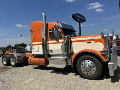 Peterbilt 589 Sleeper Semi Truck - Cummins 605HP, 18 Speed Manual