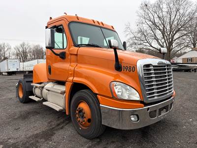 2016-2019 Freightliner Cascadia Day Cab Truck - Tandem Axle