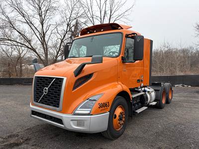 2019 Volvo VNR Day Cab Tandem Axle Truck - Hauler, Automatic, Dual fuel tanks, Air Slide fifth wheel