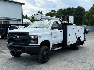 2023 GMC GM515 Mechanic / Service Truck - SUMMIT TRUCK BODIES Service Utility Truck Body - 6620 Crane with Vanair Compressor