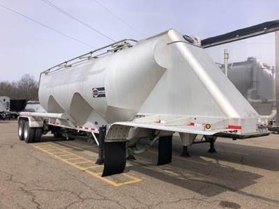 MAC Dry Bulk / Pneumatic Tank Trailer