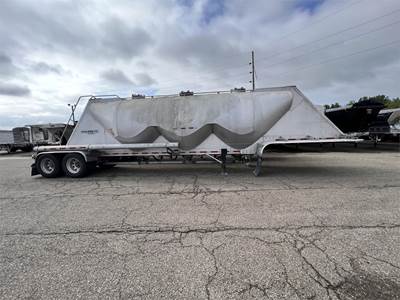 MAC Dry Bulk / Pneumatic Tank Trailer