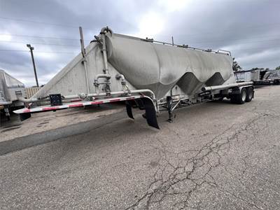 MAC Dry Bulk / Pneumatic Tank Trailer
