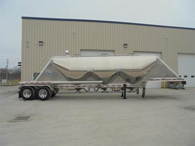 MAC Dry Bulk / Pneumatic Tank Trailer