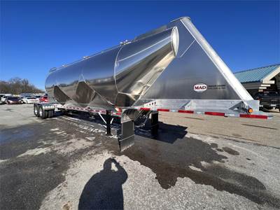 MAC Dry Bulk / Pneumatic Tank Trailer