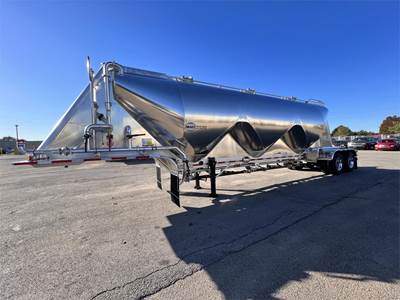 MAC Dry Bulk / Pneumatic Tank Trailer