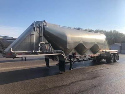 MAC Dry Bulk / Pneumatic Tank Trailer
