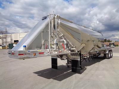 MAC Dry Bulk / Pneumatic Tank Trailer