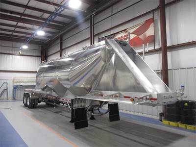 MAC Dry Bulk / Pneumatic Tank Trailer