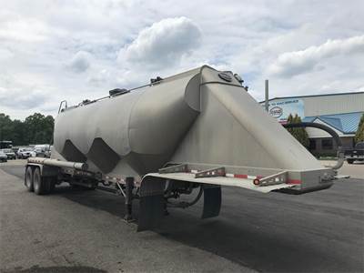 MAC Dry Bulk / Pneumatic Tank Trailer