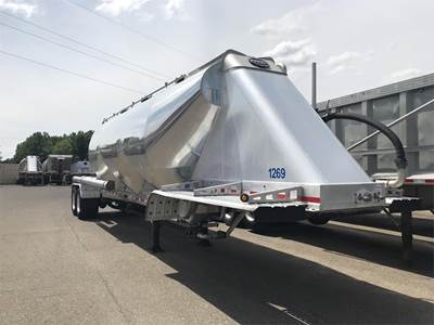 MAC Dry Bulk / Pneumatic Tank Trailer