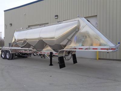 MAC Dry Bulk / Pneumatic Tank Trailer