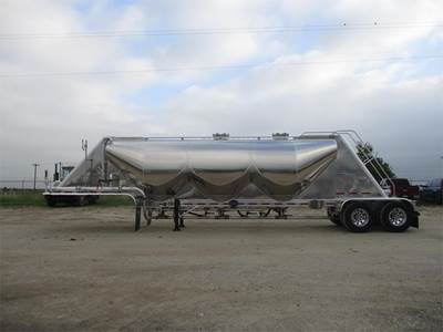 MAC Dry Bulk / Pneumatic Tank Trailer
