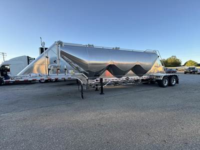 MAC Dry Bulk / Pneumatic Tank Trailer
