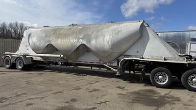 MAC Dry Bulk / Pneumatic Tank Trailer