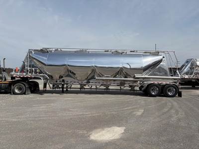 MAC Dry Bulk / Pneumatic Tank Trailer