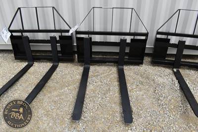 AGROTK SKID STEER ADJUSTABLE FORK ATTACHMENT