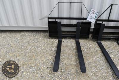 AGROTK SKID STEER ADJUSTABLE FORK ATTACHMENT