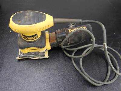 DeWalt D26441 PALM SANDER W/CASE