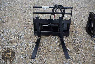 FUTURE MINI SKID STEER HYDRAULIC PALLET FORK ATTACHMENT