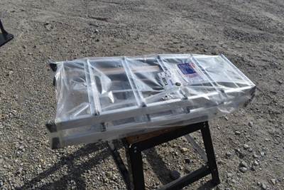 PABREAK FOLDING STEP LADDER