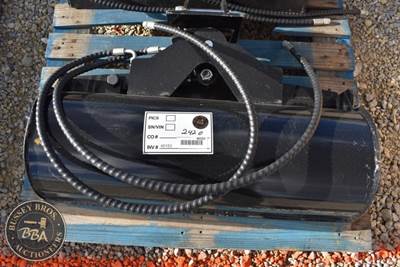 TPM Industial 32 Inch Hydraulic Tilt Bucket Attachment