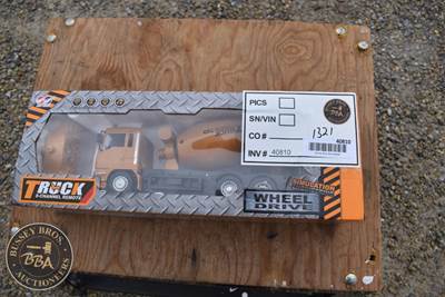 Remote Control Toy Truck, 8-Channel, Wheel Drive, 2.4 GHz Frequency, 1:24 Scale,