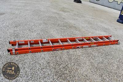 WARNER 24FT FIBERGLASS EXTENSION LADDER