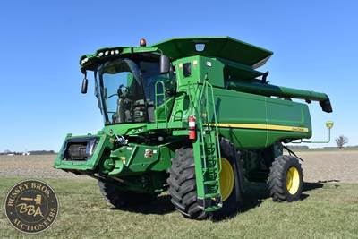 John Deere S550 Combine