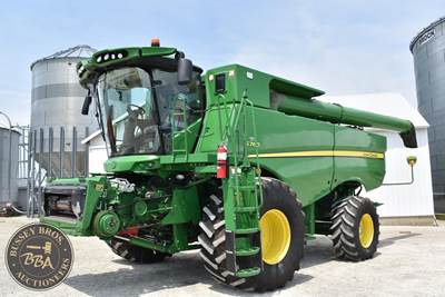 John Deere S760 Combine