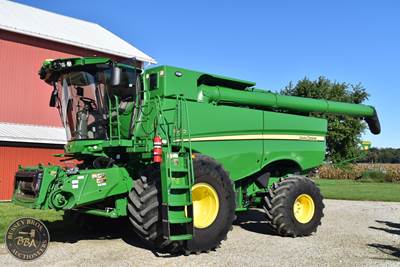 John Deere S770 Combine
