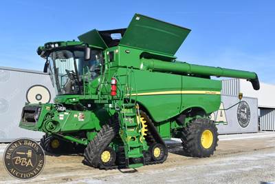 John Deere S790 Combine