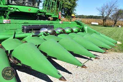 John Deere C8R Corn Head
