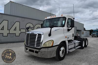 Freightliner Cascadia 125 Day Cab Truck - Detroit, Manual