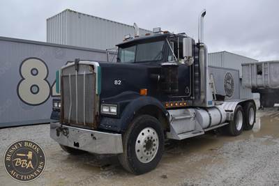 Kenworth W900 Day Cab Truck - Cummins 320HP