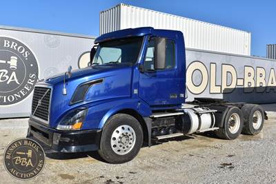 Volvo VNL64T300 Day Cab Truck - 425HP, 10 Speed Manual