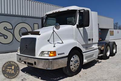 Volvo VNL64T300 Day Cab Truck - Detroit 475HP, Manual