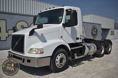 Volvo VNM64T200 Day Cab Truck - D11 375HP, Manual