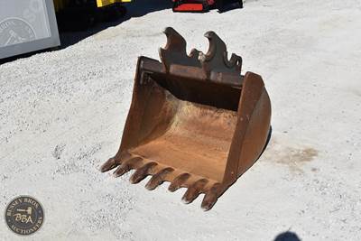 36" Excavator Digging Bucket, With Teeth, Fits Kubota KX080.