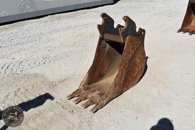 18" Excavator Digging Bucket, With Teeth, Fits Kubota KX080