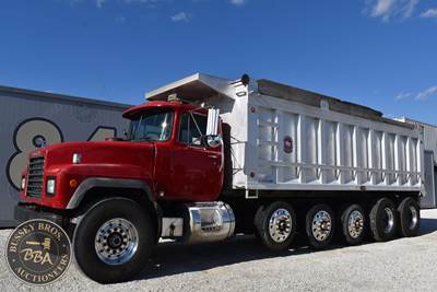 Mack RD688S Five Axle Dump Truck - Manual