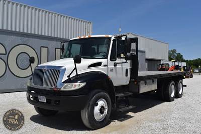 International DuraStar 4400 Tandem Axle Flatbed Truck - 285HP, Automatic